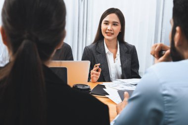 Çok ırklı analist ekibi toplantı masasındaki mali raporu analiz etmek için BI gösterge tablosunu kullanıyor. Çeşitli iş adamlarından oluşan bir grup, iş pazarlama kararı için FIntech 'in veri analizini kullanır. Uyum