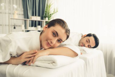 Kafkas çift müşterisi stres önleyici spa masajının keyfini çıkarıyor ve lüks otel veya oteldeki gündüz açık hava ortamında güzellik teniyle eğleniyor. Sessiz.