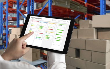 Ekip projesinin zaman çizelgesini gösteren bilgisayar ekranında, modern iş projesi yönetimi için proje planlama yazılımı