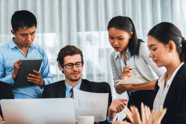 Modern ofis ortamında çalışan çeşitli etnik gruplardan çeşitli iş adamları. Üretken ve çok ırklı ofis çalışanları stratejik ticari pazarlama konusunda tartışmaya giriştiler. Çok titiz.