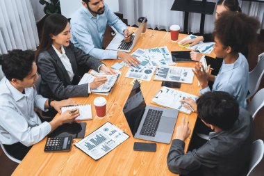 Çok ırklı analist ekibi toplantı masasındaki mali raporu analiz etmek için BI gösterge tablosunu kullanıyor. Çeşitli iş adamlarından oluşan bir grup, FIntech 'in veri analizini başarılı iş pazarlaması için kullanır. Uyum