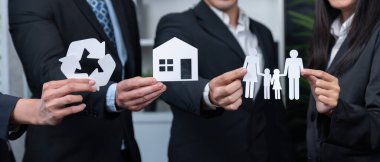 Çevre dostu iş adamları, daha yeşil bir toplum için atık yönetimi ile sosyal ve çevre kavramının kurumsal sorumluluğu olarak çevre dostu ikonlar tutuyorlar. Antika