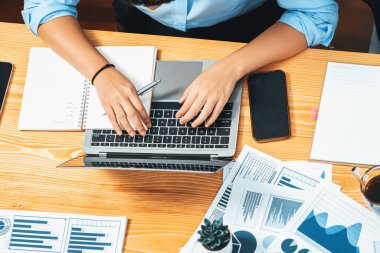 Üst düzey iş analist grubu toplantı masasındaki finansal veri raporunu analiz ediyor. İş zekası analizine göre çizelge ve grafik paneli. Çok titiz.