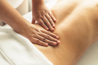 Kapalı alan kadın müşteri stres önleyici spa masajını yapmaktan zevk alıyor ve lüks otel ya da oteldeki gündüz açık hava güzellik salonunda güzellik teniyle eğleniyor. Sessiz.
