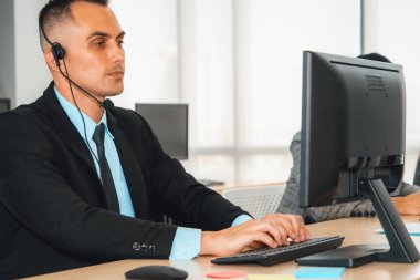Ofiste çalışan kulaklık takan işadamları uzak müşteri ya da meslektaşlarını desteklemek için çalışıyorlar. Çağrı merkezi, tele pazarlama, müşteri destek acentesi telefon görüşmesinde hizmet sağlıyor. Jivy