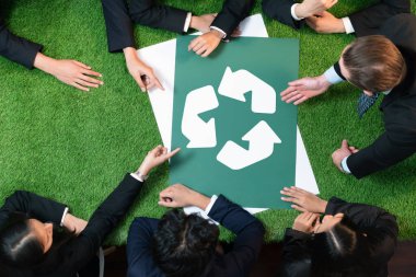 Üst görünüm panorama pankart geri dönüşüm simgesi, geri dönüşümle temiz ekosistem için yeniden kullanım kavramının azaltılması olarak atık yönetimi üzerine eko iş yatırımları yapmayı planlayan işadamları ile ofiste toplantı masasında bir araya geldi. Antika