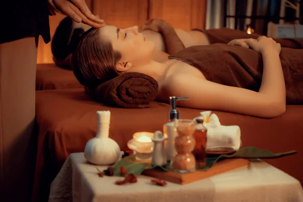 Coppia Cliente Godendo Rilassante Stress Massaggio Alla Testa Coccole Bellezza — Foto Stock