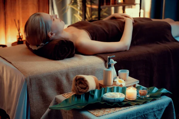 Aromaterapi Masajı Ambiyansı Spa Salonu Kompozisyon Düzeneği Bulanık Kadınlara Odaklı — Stok fotoğraf