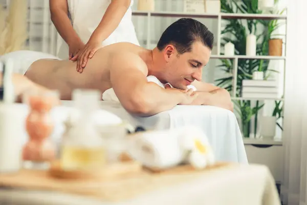 Cliente Homem Caucasiano Desfrutando Relaxante Massagem Spa Stress Mimos Com — Fotografia de Stock