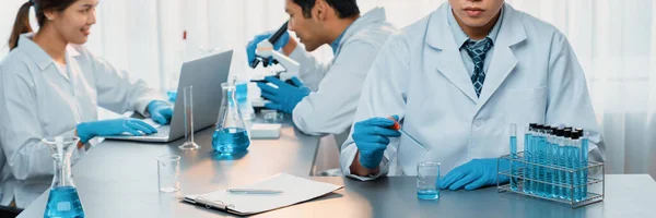 Group Dedicated Scientist Conduct Chemical Experiments Research Medical Lab Groundbreaking — Stock Photo, Image