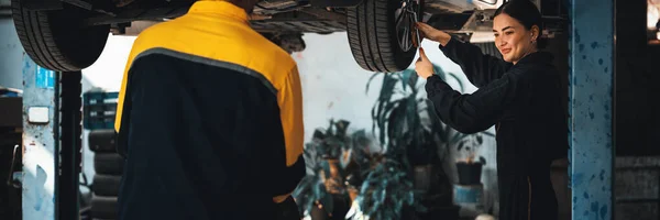 Araç Tamircisi Kaldırılmış Aracın Altından Araba Teftişi Yapıyor Üniformalı Otomotiv — Stok fotoğraf