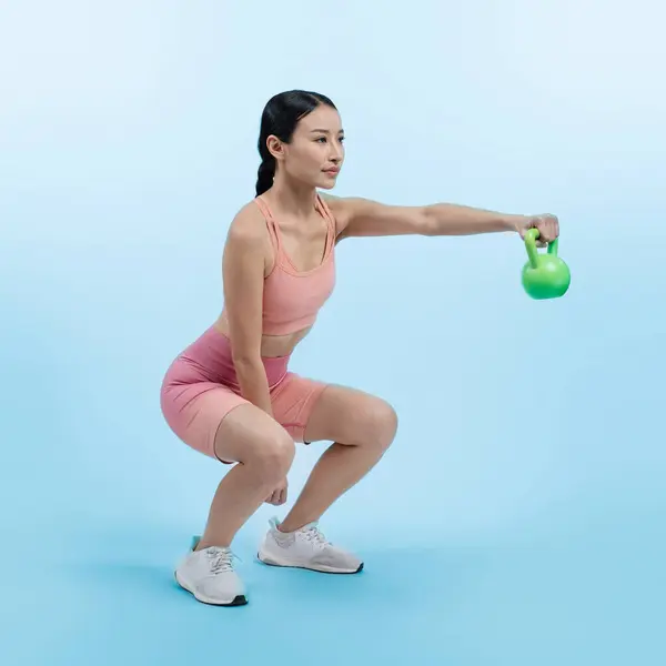 Energiczna Kobieta Robi Ćwiczenia Podnoszenia Kettlebell Odosobnionym Tle Młoda Atletyczna — Zdjęcie stockowe