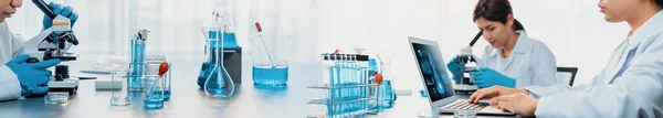 Група Спеціалізованих Вчених Проводить Хімічні Експерименти Дослідження Медичній Лабораторії Новаторський — стокове фото
