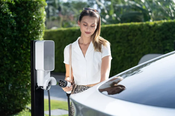 Mladá Žena Cestovat Elektrické Auto Nabíjení Zelené Udržitelné Městské Venkovní — Stock fotografie