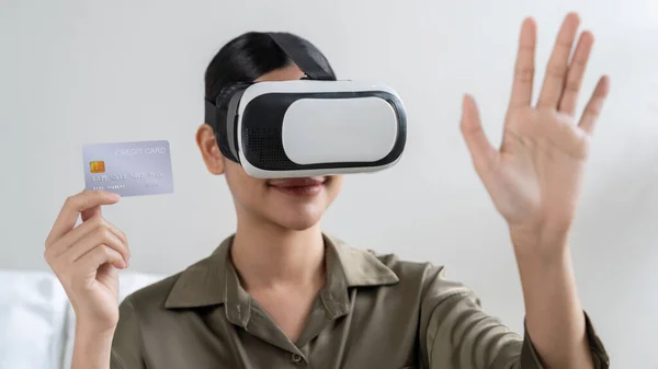 Jonge Vrouw Met Behulp Van Virtual Reality Goggle Thuis Voor — Stockfoto