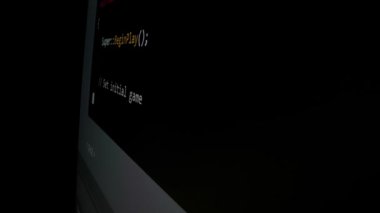 LED ekranında gerçek zamanlı yapay zeka ile hareket eden kodlama hareketinin makro çekimini kapat, yazılım geliştirme için gelişmiş yapay zeka bilgisini optimizasyon, hata ayıklama ve kodlama ile göster.