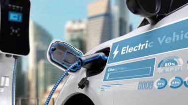 Elektrikli araba şarj istasyonuna bağlanıp şehrin arka planında akıllı dijital batarya durumu hologramıyla şarj edilecek. Geleceğin yenilikçi çevre dostu enerji sürdürülebilirliği. İnceleyin