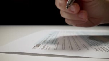 Şirket muhasebecisinin ya da bireysel vergi mükelleflerinin vergi formlarını doldurup vergi sezonuna hazırlanan ve mali rapor sunan 1040 vergi formunu doldurdukları yakın çekim makro çekimi..