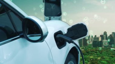 Gelişmiş yeşil şehir ESG sembolü elektrikli araçla arka plan, EV araba şarj noktasındaki enerji yenilenebilir enerji taşımacılığıyla çevre bilincini artırmak için şarj ediliyor.