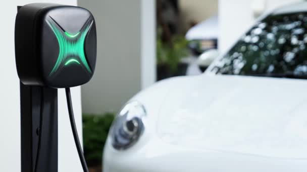 Електричний Автомобіль Заряджається Від Домашньої Зарядки Допомогою Футуристичного Зарядного Пристрою — стокове відео