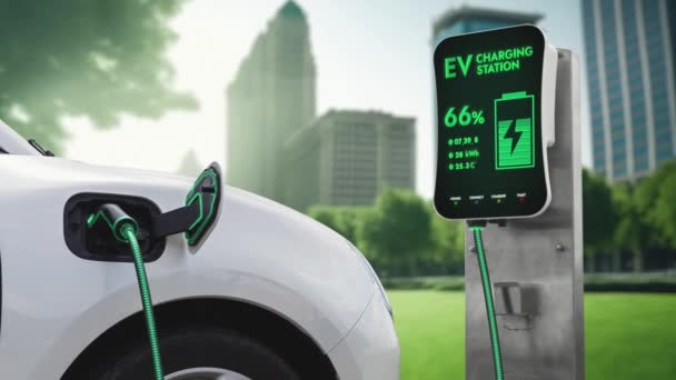 Ηλεκτρική Μπαταρία Αυτοκινήτου Από Φουτουριστικό Έξυπνο Φορτιστή Από Τον Οικολογικό — Αρχείο Βίντεο