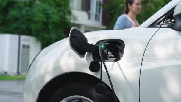 Kadın Elektrikli Arabasını Akıllı Şarj Istasyonunda Bulunan Şarj Cihazıyla Şarj — Stok video