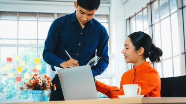 İki iş adamı toplantı odasında proje stratejisi hakkında konuşuyor. İş adamı, iş yerinde iş arkadaşlarıyla proje planlamasını tartışırken aynı zamanda mali raporla ilgili sohbet ve tavsiyelerde bulunuyor. Jivy