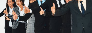 Başarılı iş adamları, işçi toplumunun güçlü ilişkilerini göstermek için bir arada duruyorlar. Modern ofiste güçlü bir takım çalışması sergileyen bir iş adamı ve iş kadını ekibi. Jivy