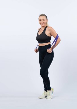 Vücut uzunluğu tam, atletik ve sportif yaşlı kadın izole arka planda fitness direnci bandı var. Emeklilikten sonra sağlıklı, aktif bir fiziğe ve vücut bakımına sahip. Etki