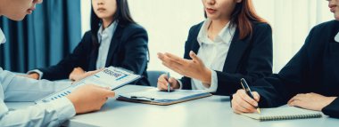 Aday, ofis masasında insan kaynakları müdürüyle iş görüşmesi yapıyor ve boş işe alma pozisyonunu doldurmak için konuşmacı arıyor. Profesyonel İK uzmanı görüşme adayı .