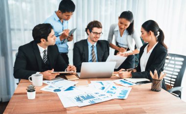 Ofis masasındaki finansal veri raporlarını analiz eden çeşitli bir grup iş analisti. Stratejik pazarlama planlaması için iş istihbarat analizine göre grafikler ve grafikler.