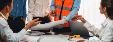 Mimari inşaat projesi için ofis masasının üzerinde proje tasarımı üzerinde birlikte çalışan mühendis ortağı. Mimarlık, iç mimari taslak planlama. İçgörü