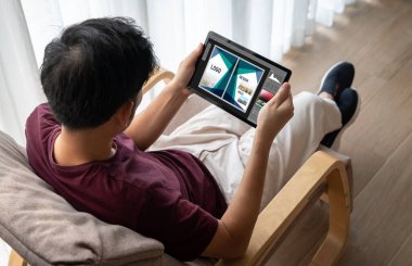 Web sayfasının modern tasarımı ve bilgisayar ekranında gösterilen ticari reklamlar için grafiksel tasarımcı yazılımı