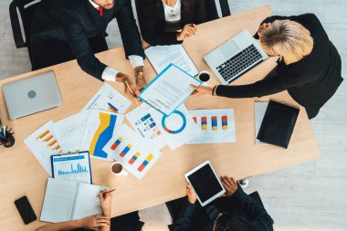 İş adamları grup toplantısı ofiste yukarıdan çekildi. İş kadınları, iş adamları ve ofis çalışanları toplantı masasında proje planlama belgeleriyle takım konferansında çalışıyorlar. Jivy