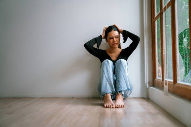 Depresyondaki zihinsel sağlık sorunu olan genç Asyalı kadın aşırı düşünme yorgunluğu, yıkıcı düşünce, asosyal, kaygı ve diğer akıl sağlığı bozukluklarından en yüksek tedaviye ihtiyaç duyuyor. .