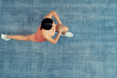 Spor giyimli çekici Asyalı kadın spor egzersizlerinden önce esneme hareketleri yapıyor. Sağlıklı atletik bir kadınla vücut egzersizi. Üst Manzara Panoraması. Kuvvetli