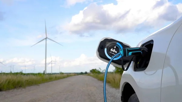 스테이션에서 에너지를 충전하는 자동차는 농장에 충전기 플러그의 미래성 스마트 배터리 — 스톡 사진