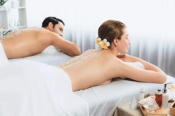 Cliente Casal Feliz Que Tem Tratamento Esfoliação Salão Spa Luxo — Fotografia de Stock