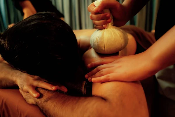 Caliente Bola Hierbas Spa Masaje Tratamiento Corporal Masajista Comprime Suavemente —  Fotos de Stock