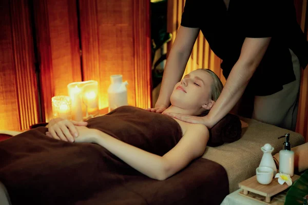 Blanke Vrouw Klant Genieten Van Ontspannende Stress Spa Massage Verwennerij — Stockfoto