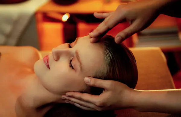 Mulher Caucasiana Close Desfrutando Relaxante Stress Massagem Cabeça Mimos Beleza — Fotografia de Stock