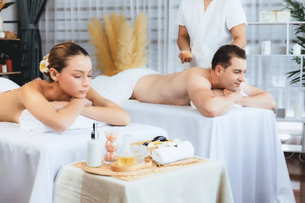Cliente Casal Feliz Que Tem Tratamento Esfoliação Salão Spa Luxo — Fotografia de Stock