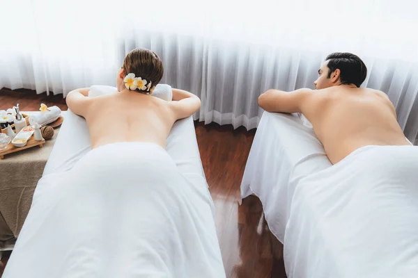 Vista Traseira Caucasiano Casal Cliente Desfrutando Relaxante Massagem Spa Stress — Fotografia de Stock