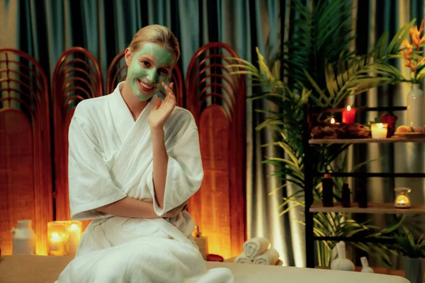 Spokojna Atmosfera Salonu Spa Kobieta Klient Odmładza Się Luksusowym Masażem — Zdjęcie stockowe