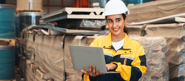 Female Engineer Factory Inspector Conduct Inventory Check Quality Control Metal — Stock Photo, Image