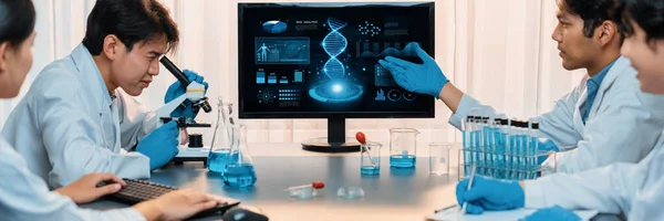 Věnovaná Vědecká Skupina Která Pracuje Pokročilém Počítačovém Softwaru Pro Biotechnologii — Stock fotografie