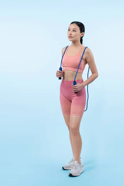 Junge Energische Asiatin Sportbekleidung Mit Spring Oder Springrobe Posiert Vor — Stockfoto