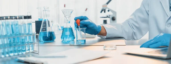 科学家在医学实验室进行化学实验 小心地将准确数量的液体从吸盘滴入试管 用于疫苗药物或抗生素研发 新时代 — 图库照片