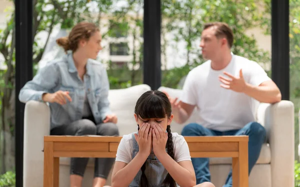 Chica Joven Estresada Infeliz Llorando Atrapada Medio Tensión Por Discusión — Foto de Stock
