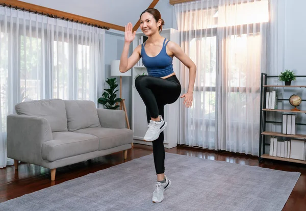 Energetische Und Starke Athletische Asiatische Frau Die Hause Ihrem Platz — Stockfoto